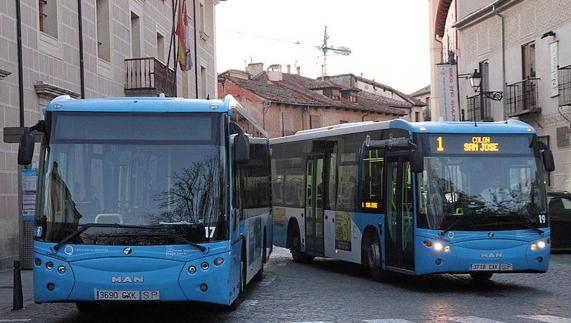 Dos autobuses urbanos en la parada de la calle Colón, en la capital segoviana. 