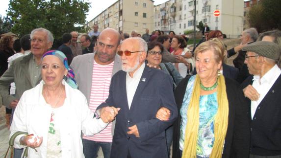 Ángel Bariego, en el centro, en el homenaje que le dedicó el barrio de San José Obrero de Zamora en 2013.