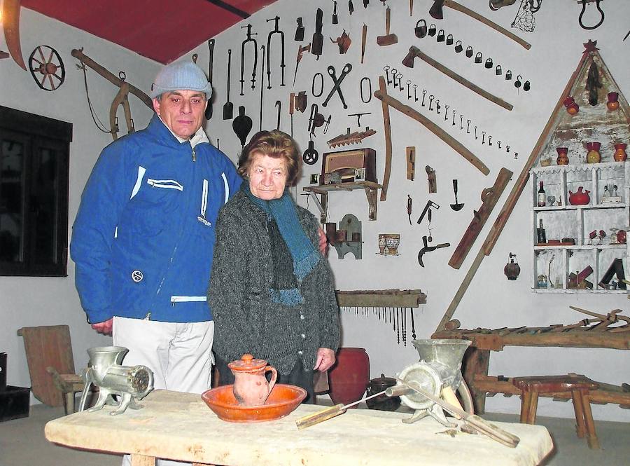 Francisco Javier Bernal Rodero y Anastasia Pinto Cortés muestran el contenido del Museo Etnográfico Eloy Rodero.