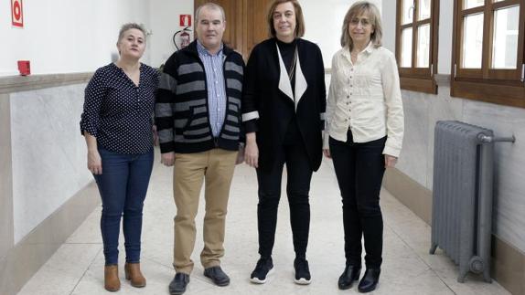 Yolanda Villaoz, Pablo Calvo, Ángeles Armisén y María José de la Fuente en los pasillos de la Diputación de Palencia. 
