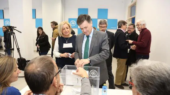 El presidente provincial vota en las elecciones a compromisarios celebradas el pasado otoño. 