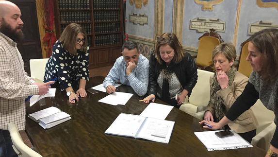 Alberto Arranz, Teresa López, Jesús Hernando, Raquel Alonso, Natalia Peinador y Olga Mohíno, en los momentos previos a la reunión de la comisión investigadora de las obras.