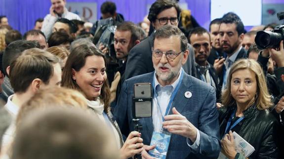 Rajoy esquiva las preguntas sobre Cospedal hablando del mal tiempo