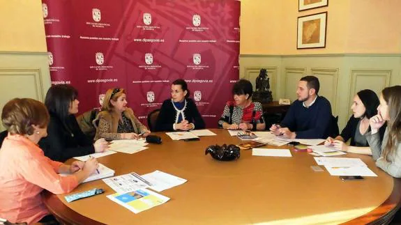 Reunión mantenida por diferentes instituciones para marcar las líneas de la presencia de Segovia en la feria. 