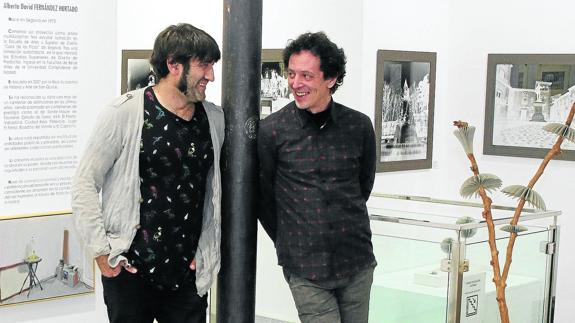 Alberto Fernández Hurtado (i) y Chema Ledrado, ayer, durante la inauguración de la exposición ‘Lento / Slow’. 