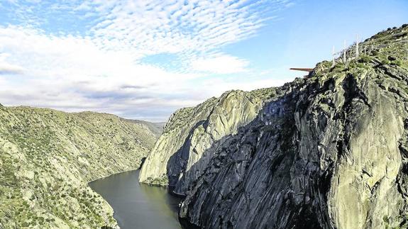 En la parte superior derecha puede apreciarse cómo quedará el mirador de Aldeadávila.