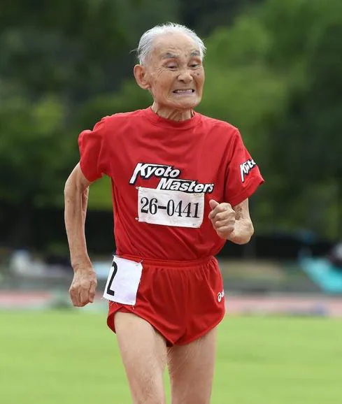 Hidekichi Miyazaki, japonés de 103 años record mundial de 100m en centenarios. 
