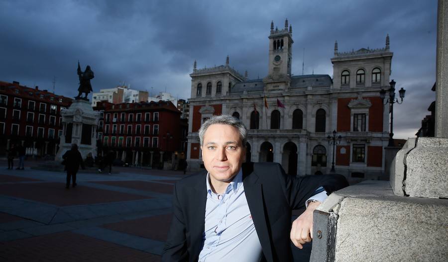 Vicente Vallés, ayer, en la Plaza Mayor de Valladolid. 