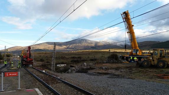 Máquinas y operarios en la reparación de las vías del tren dañadas por la riada, este martes. 