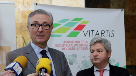 El presidente de Vitartis, Félix Moracho, junto al director general de la Industria Alimentaria del Ministerio de Agricultura, Fernando Burgaz. 