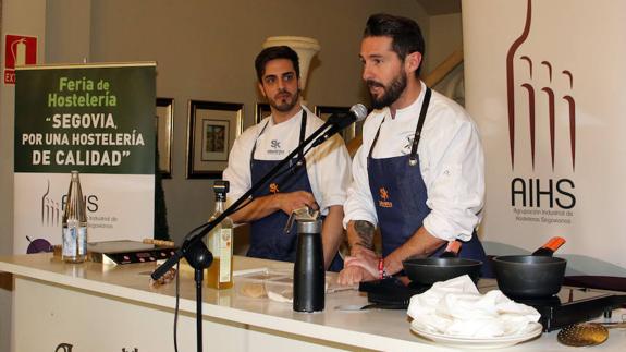El chef Javier Peña y su ayudante Jonathan de la Rosa (i), en la demostración de la Feria de Hostelería.