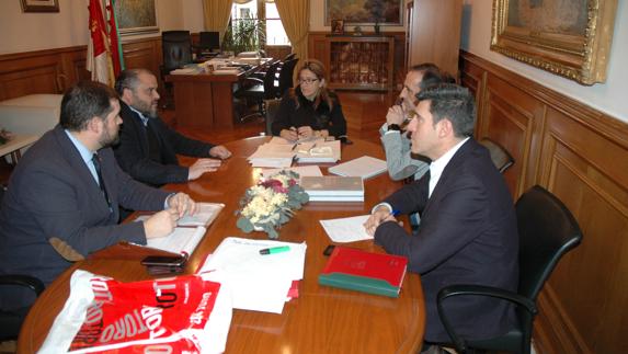 El presidente de la DO Toro, Felipe Nalda, en la reunión con la presidenta de la Diputación de Zamora, Mayte Martín Pozo. 