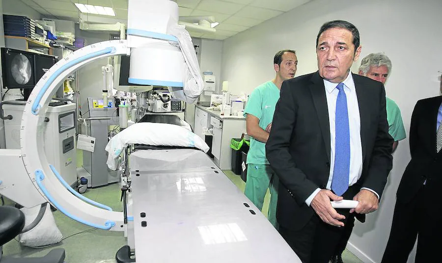 El consejero de Sanidad de la Junta de Castilla y León, Antonio María Sáez, durante la visita a la nueva planta de endoscopias. 