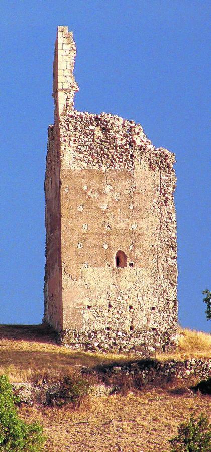 Imagen de archivo de los restos de Torregil, en Gallegos, a los que el temporal ha arrancado la parte superior que tenía saliente. El conocido como 'Dedo de Dios'. 