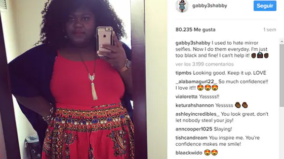 Gabourey Sidibe, frente al espejo, después de perder 77 kilos. 