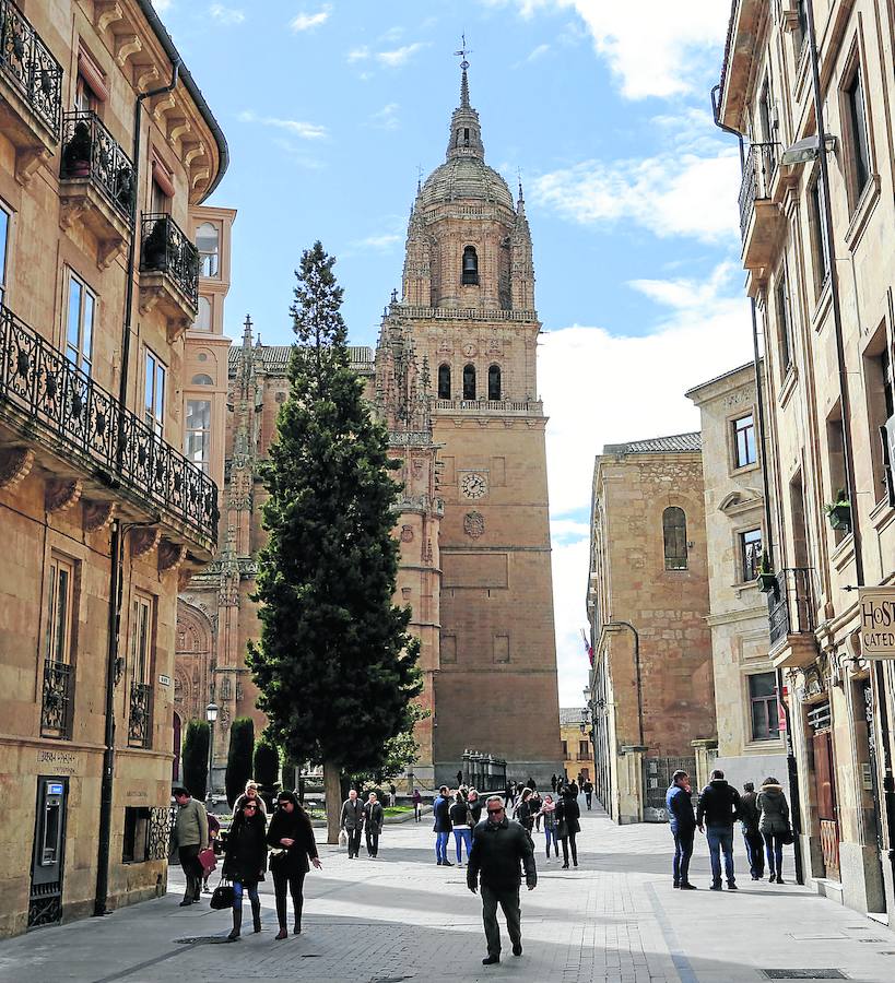 Vista de la Rúa con la Catedral al fondo. 