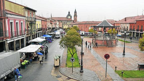 Plaza de España de Peñaranda, durante un tradicional mercadillo de los jueves. 