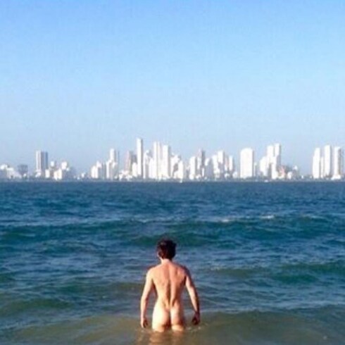 Fernando Tejero, desnudo, metiéndose en el mar. 