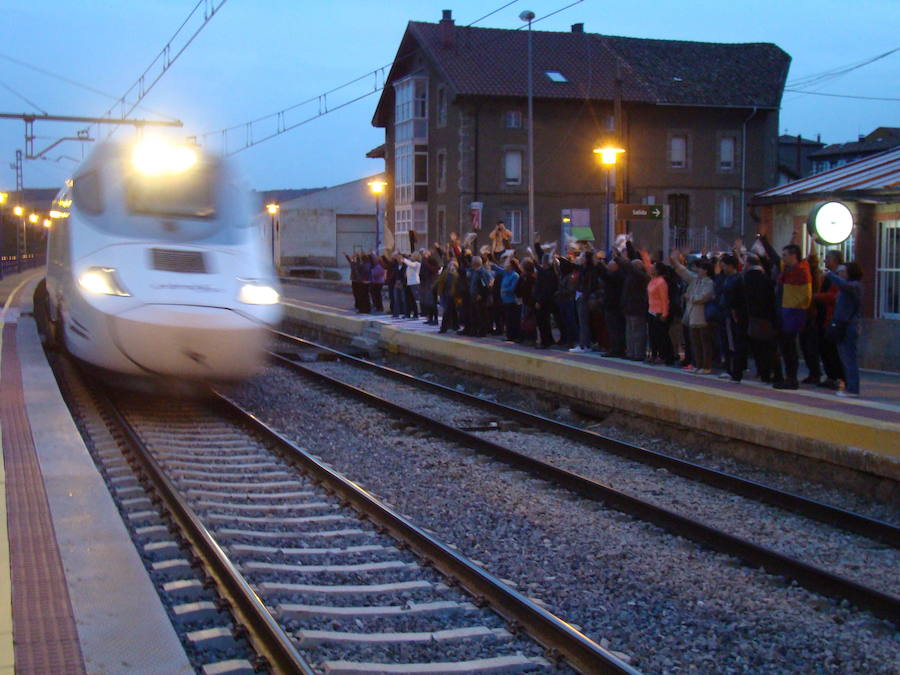 Vecinos de la comarca salen, en abril de 2015, a despedir de forma simbólica al tren Alvia que une Madrid y Santander y que suprimió paradas en Aguilar. 