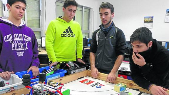 Estudiantes del IESO de Paredes de Nava, junto a su robot. 