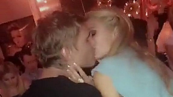 Paris Hilton besándose con un desconocido. 