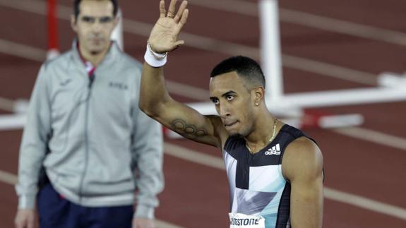 Orlando Ortega saluda a los aficionados presentes en la pista de La Aldehuela.  