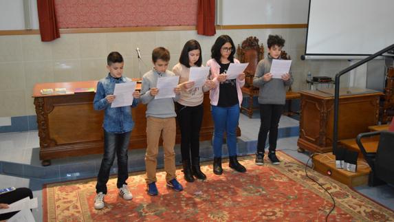 Un grupo de alumnos de Primaria, durante su participación en el Certamen Regional de Lectura en Público en Zamora. 