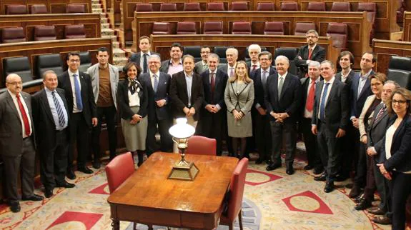 La presidenta del Congreso, Ana Pastor, posa con los empresarios y parlamentarios segovianos.El Norte