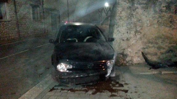 Estado del coche tras chocar con el muro. Policía Local de Cuçellar
