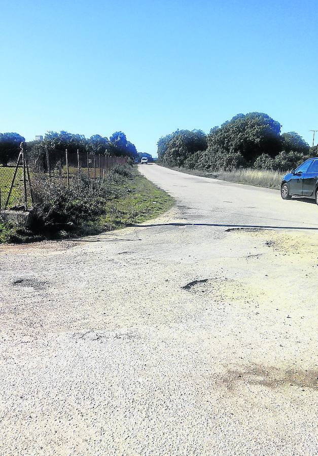 Carretera de acceso al Hospital Los Montalvos. 