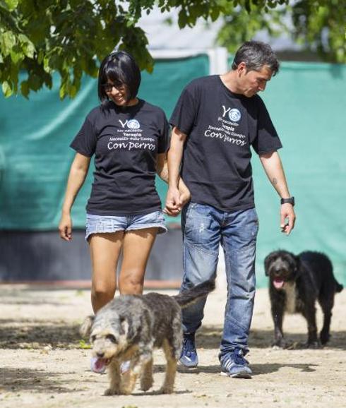 anti Vidal y Elisa Hinojosa rodeados de sus perros.