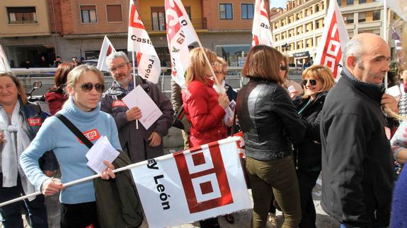 Particpiantes en la concentración de este miércoles ante la sede de la FES, en Segovia. 