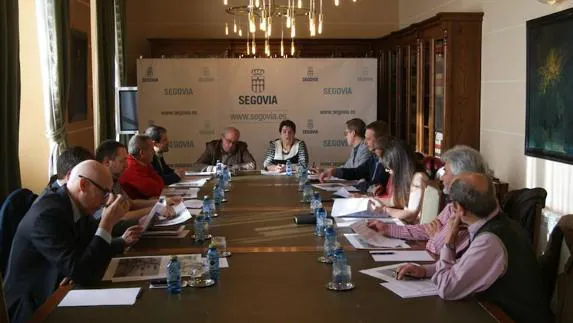 La alcaldesa de Segovia y el edil de Urbanismo presiden la reunión con los regidores del entorno de la SG-20. 