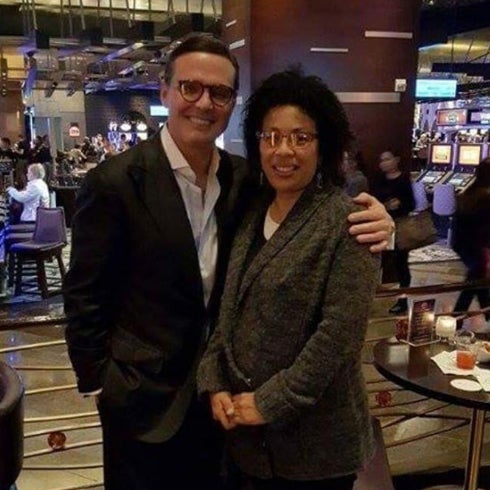 Luis Miguel posa con una de sus seguidoras. 