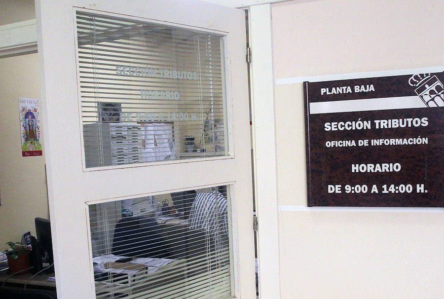 Entrada a la sección de tributos en el Ayuntamiento de Segovia. 