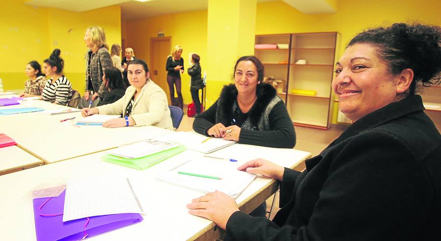 Participantes en una de las aulas de cultura para mujeres que se imaparten en los Centros de Acción Social de los barrios de Salamanca. 