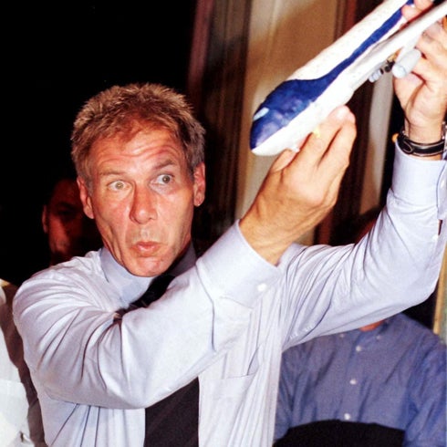 Harrison Ford juega con la maqueta de un avión.