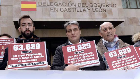 Policarpo Sánchez, en el centro, y Antonio Piedra, a la derecha de la imagen, durante la entrega de firmas a la delegación del Gobierno de Castilla y León en defensa del Archivo. 