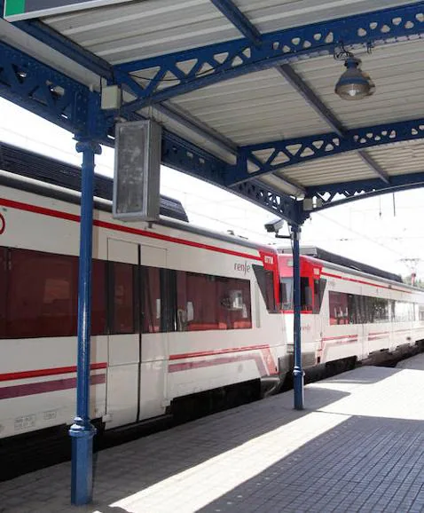 Tren regional parado en la estación de Renfe de Segovia. 