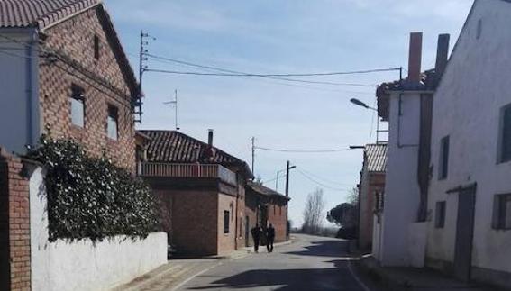 Dos hombres avanzan hacia la casa en la que vivían en Villaluenga. 