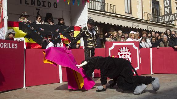 Coplas y parodias en la Plaza Mayor de Toro en la mañana del domingo de Carnaval. 