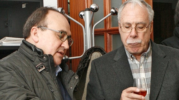 Pedro Muñoz, alcalde de Cebreros y Camilo Cela. 