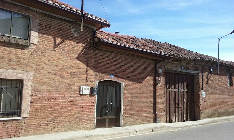 Casa en la que vivían las víctimas, con el portón de madera de entrada. 