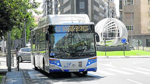 Un autobús urbano circula por la ciudad.