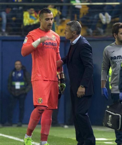 Asenjo explica a Escribá sus sensaciones al lesionarse. 