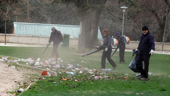 Los operarios de Parques y Jardines limpian los restos del botellón en el entorno de Las Moreras.