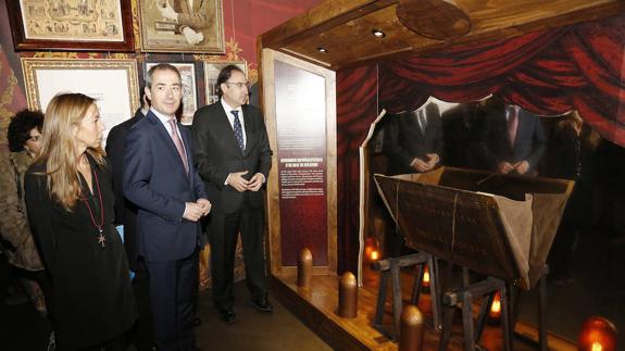 Carmen Fernández, José Manuel Bilbao y Alfonso Polanco recorren la exposición.A. Quintero