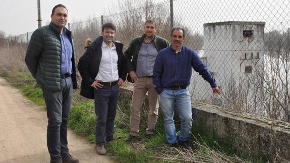 Representantes municipales y del club posan en el exterior de la antigua central elevadora. 
