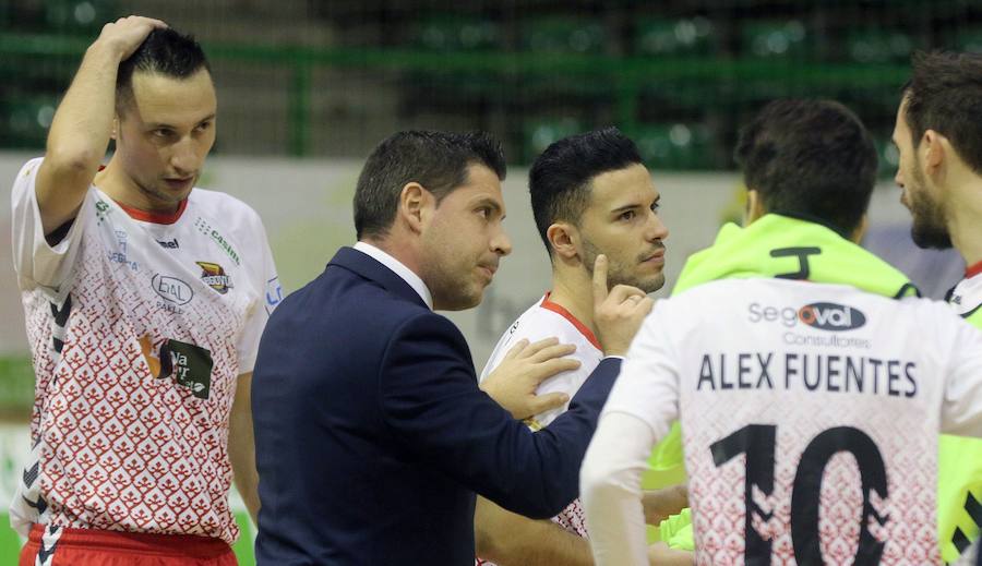 Diego Gacimartín da instrucciones a sus jugadores durante un partido.