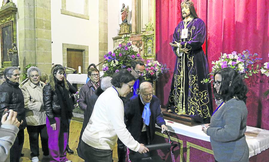 Muchas personas mayores se acercaron a besar los pies del Jesús Rescatado.